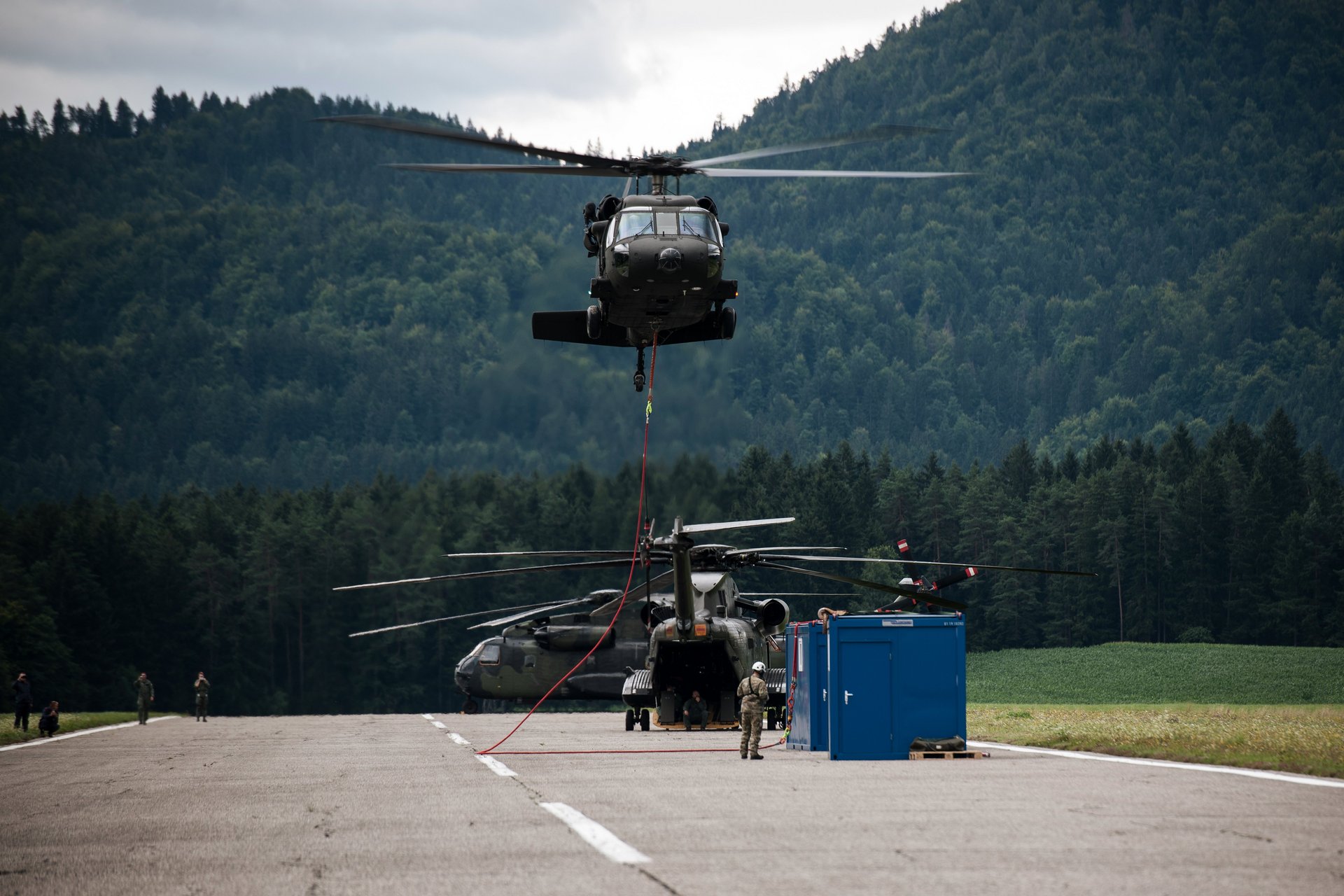 Ein S-70 "Black Hawk" im Katastrophenhilfe-Einsatz in Slowenien.